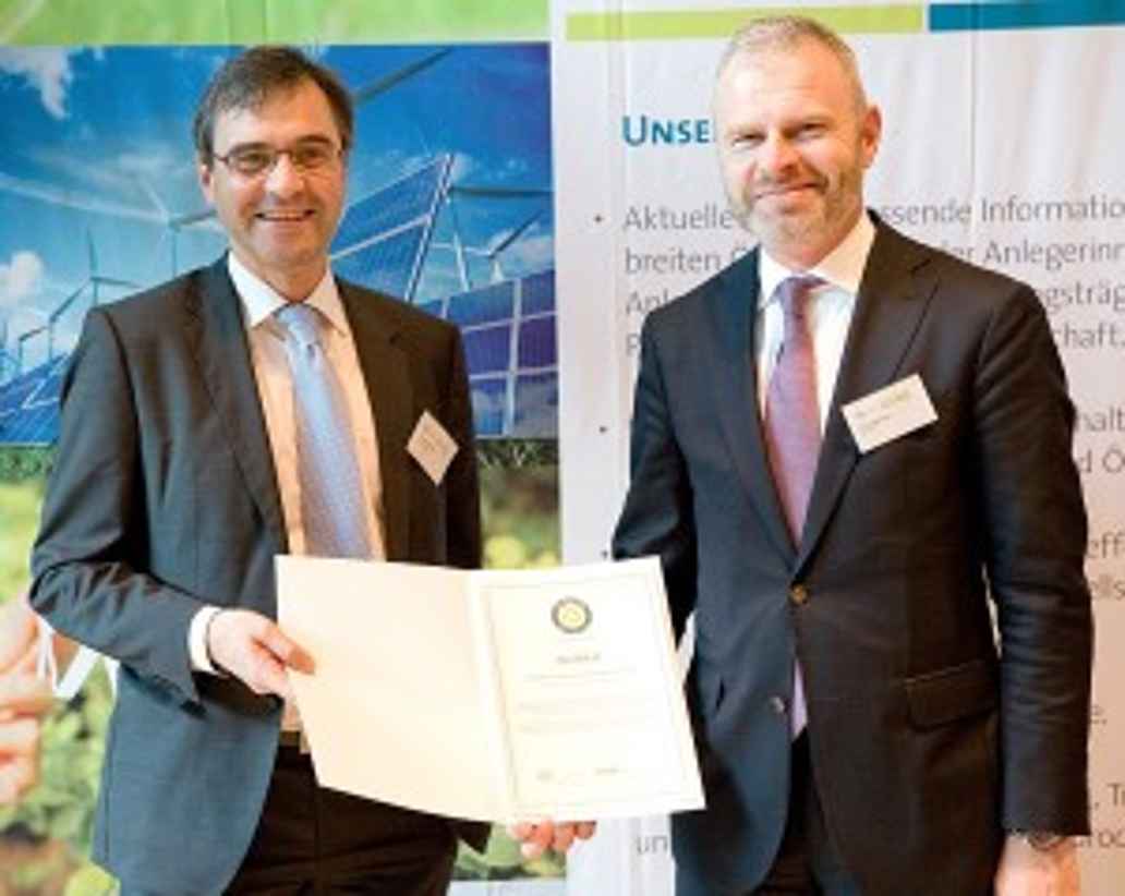 Strahlende Gesichter. Georg Schürmann, Geschäftsleiter der Triodos Bank Deutschland, und Eric Holterhus, Leiter der SRI-Fonds bei Triodos Investment Management, nehmen das Zertifikat entgegen.